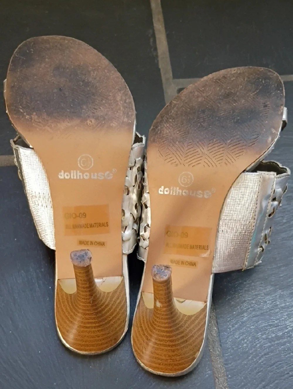 Dollhouse Metallic Silver Woven Toe-Loop Slide Mules | Size 6.5 - Picture 9 of 9